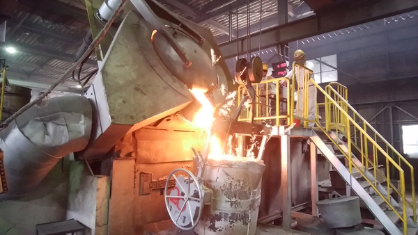 オーエム金属工業株式会社での溶鉱炉からの出頭の様子.jpg
